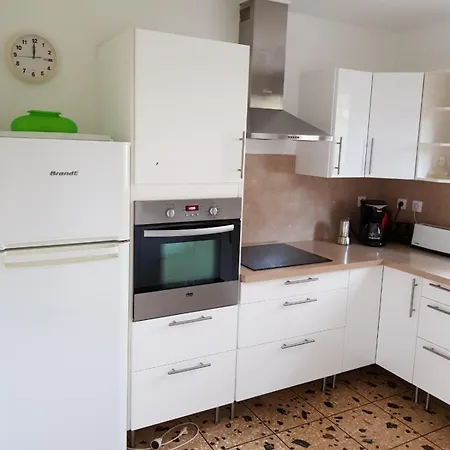 Дом отдыха Spacious House With Garden In Downtown Сис-Фур-Ле-Пляж